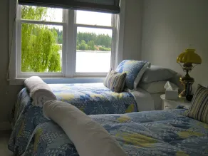 Bainbridge Island (Puget Sound): Non-Bank Waterfront Sandy Beach - Image 4
