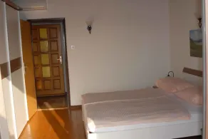Holiday apartment with pool access and balcony - Image 5