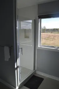 Gå tilbage til naturen og oplev sølivet med stil, når du bor i vores hus - Image 4