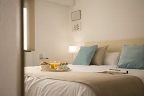Alle Vorteile dieser luxuriösen Wohnung im Herzen der Stadt Valencia werden Ihren Aufenthalt unvergesslich machen. Hell, geräumig und gemütlich, komplett ausgestattet und in perfekter Lage. Es verfügt über einen Balkon mit spektakulärem Blick auf d - Image 4