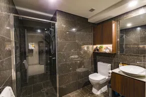 Hamptons Retreat on Level 77 in Skytower-Deluxe River & Bridge Views-CBD-Free Parking - Image 4