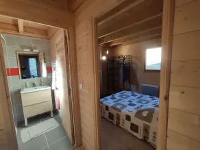 Pequeño chalet de madera a estrenar en 2 niveles con terraza - Image 5