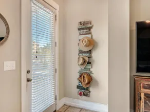 The Parrot Keep~Upgraded 3BR/3BA beach house minutes from the Gulf! - Image 2