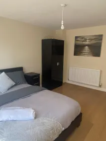 Beautiful 4 Bedroom Home With Parking by Lakeside - Image 4