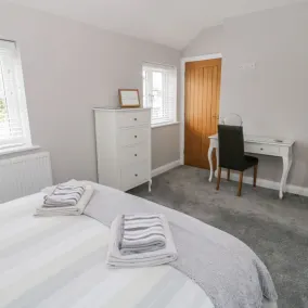 Modern Property in Town Centre Location With Parking - Image 5