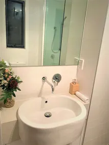Bayside Port Melbourne Studio Apartment - Image 4