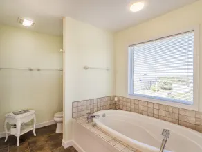 Hatteras Escape, Hot Tub, Elevator, One Min to Beach - Image 4