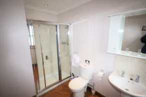 En fantastisk bungalow (STB 5 stjernede) tæt på de lokale faciliteter og pubber. - Image 3