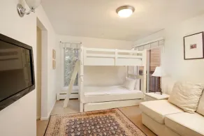 Old Hundred Unit 102, Townhouse with Treetop Views & Excellent Location, 3 Blocks to Ski Slopes - Image 5