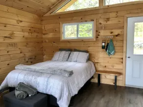 Romantic cottage on private lake - Image 4