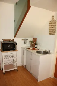 Hideaway apartment in bustling beachside suburb, short walk to city attractions - Image 5