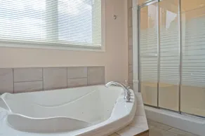Fall/Winter Special! Stay 3 nights, 4th night free! Details in listing. - Image 4