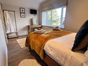 Cottage - Sleeps 6 - Garden & Parking - Image 5