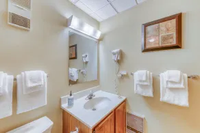NOUVELLE LISTE! Condo au dernier étage avec vues, piscine / bain à remous / sauna partagés à proximité - Image 2