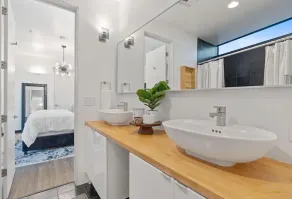 2BR Designer Condo on Trendy East 11th St, Downtown Austin - Image 3