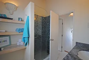 Villa privada espaçosa com piscina, no jardim muito perto da praia - Image 3