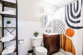 Great suburban location! Perfect for solo or couple travelers - Image 2
