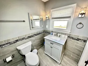 N.W. Entertainment District Den w/ King Bed - Image 3