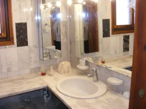 Traditional villa with great views convenient for the beach, local area & sites - Image 4