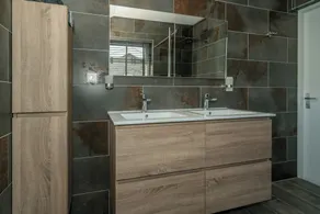 Resistente e industrial, com muito espaço ao redor da casa. - Image 4