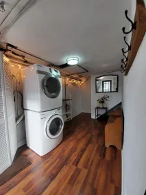 Private, Fully Renovated 1 bedroom Carriage House - Image 3