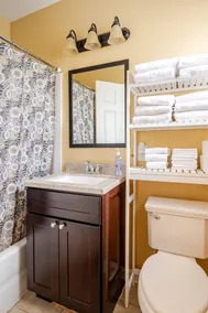 Modern 4-bedroom house, TV in bedroom,big fence yard, Pet stay free,Lighted yard - Image 2