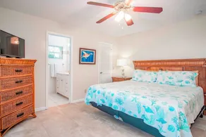 Hidden Paradise 3bed/3bath single family home with open water views & dockage - Image 2