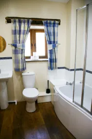 Self-catering farmhouse set in 68 acres of private land - dog and child friendly - Image 4