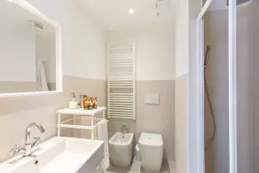 Apartment with lake view terrace - Image 2