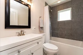 OFF THE HOOK - 3 Bedroom / 3 Bathroom W/ Pool & Parking - Image 2