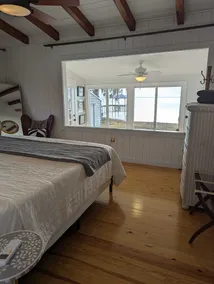Dreamy Cottage right on the Lake, Dog Friendly! - Image 4
