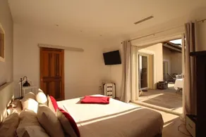 Maison vigneronne avec jacuzzi, sauna, terrasse spacieuse et vue panoramique - Image 4