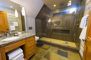 VRAI ski in / out-Slopeside-Walk_ski_bike-Dining-Shopping-BOTH Gondolas-Pvt HotTub - Image 4