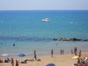 Apartment with heated saltwater pool, private garden, air conditioning, WiFi - Image 4