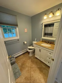 4 BR, 2 salles de bain près de tout! 1/2 mile au centre 8/10 à la plage - Image 4