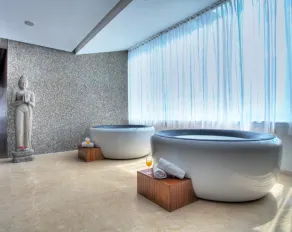 Luxurious Beachfront Apartment at Peninsula Resort 3Bed/3Bath. - Image 2