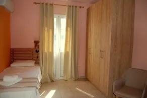 Holiday cottage with shared swimming pool and lake view in the countryside. - Image 5