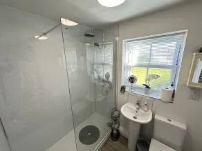 Stunning Ground Floor Coastal Apartment - Sleeping 3 in 1 Bedroom - Pool and Beach Access Included. - Image 3