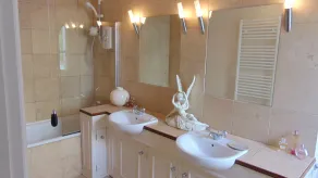 Beautiful Mews Cottage in 28 acres Swimming Pools Gym Tennis ,Lake, Pet friendly - Image 4