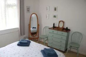 Lovely dog friendly 2 bed bungalow with parking - Image 3