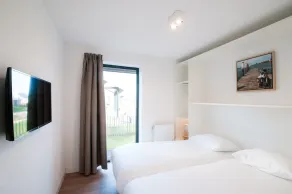 Modern design lodge with combi microwave in national park - Image 5
