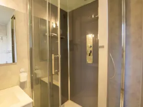 Rural cottage with spa, pets allowed and parking - Image 5