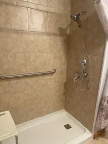 Country Charmer near lake new hot tub handicap accessible Extended stay - Image 5