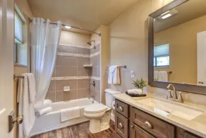Modern Condo Near BH Attractions-garage Parking - Image 2