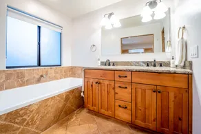 Walk to the Beach/Rooftop Deck with Views/7 beds- 2 Kings/ A/C - Image 2