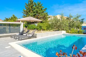 Summer Breeze Pool Apartments - Image 5