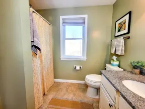 Modern home, minutes to Waterbury, Stowe, and Sugarbush - Image 4