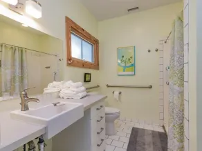 Eclectic & Spacious Guest Cottage (walk to downtown/pet friendly) - Image 2
