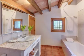 Casa rural \"Can Vaja\", una propiedad de estilo mallorquín con piscina, terraza y jardín - Image 5