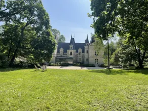 Lavishly decorated double room at Château Le Fresne - Image 5